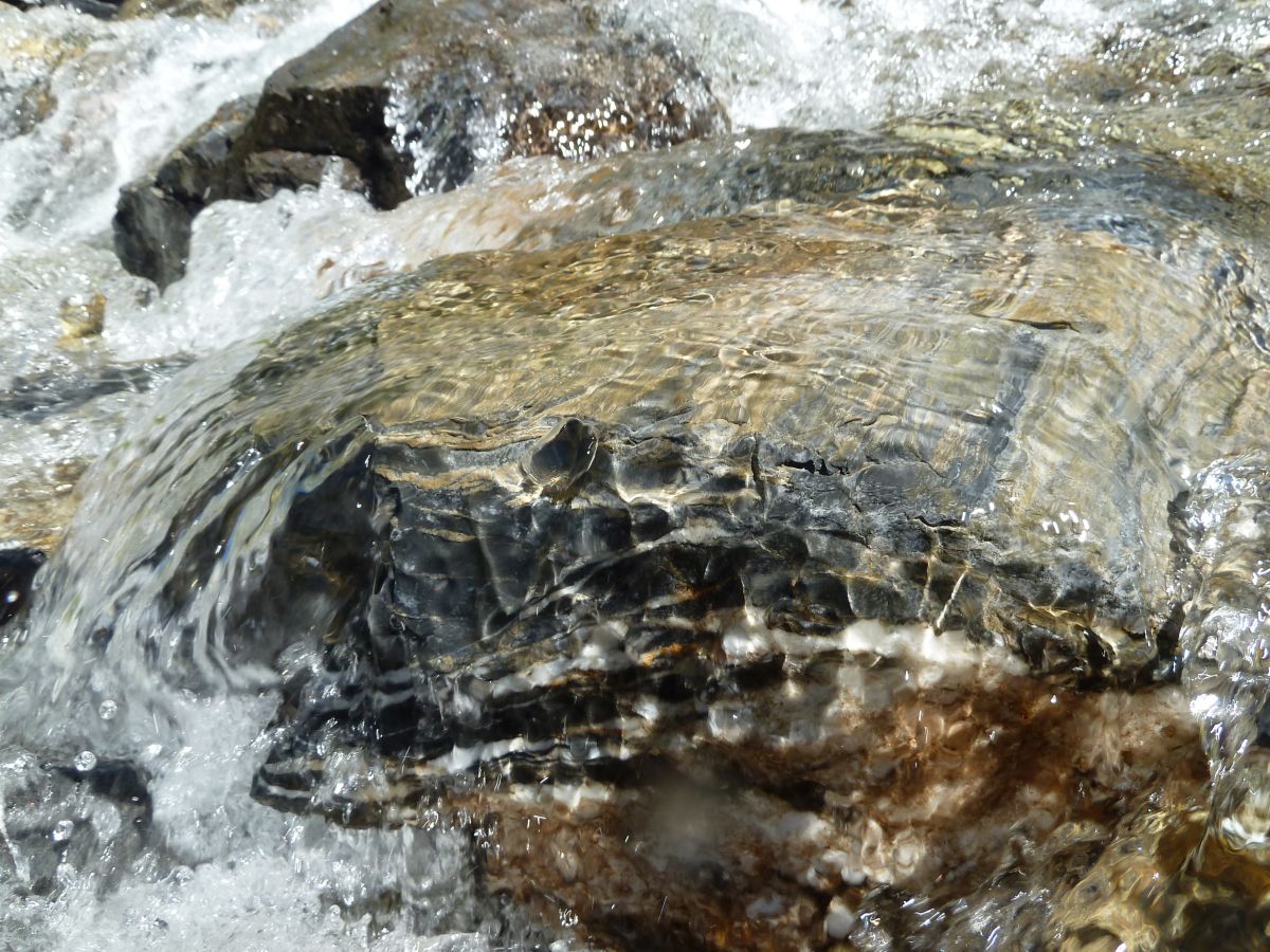 Bormia-Wasser schmeckt klar, wie an einer Quelle